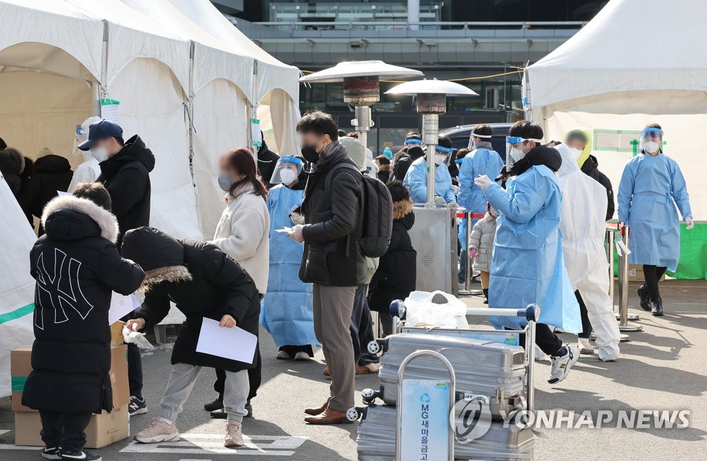 휴일에도 붐비는 김포공항 찾아가는 선별진료소