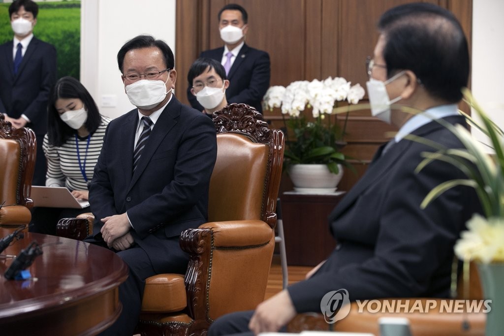 박병석 국회의장과 대화하는 김부겸 국무총리