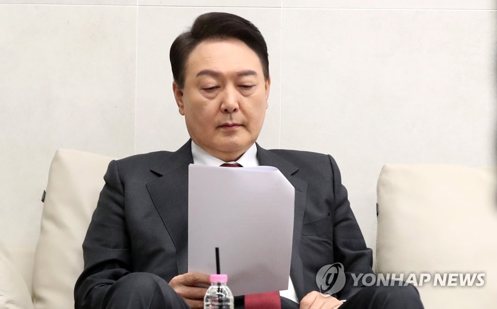 원고 보는 윤석열 대선후보