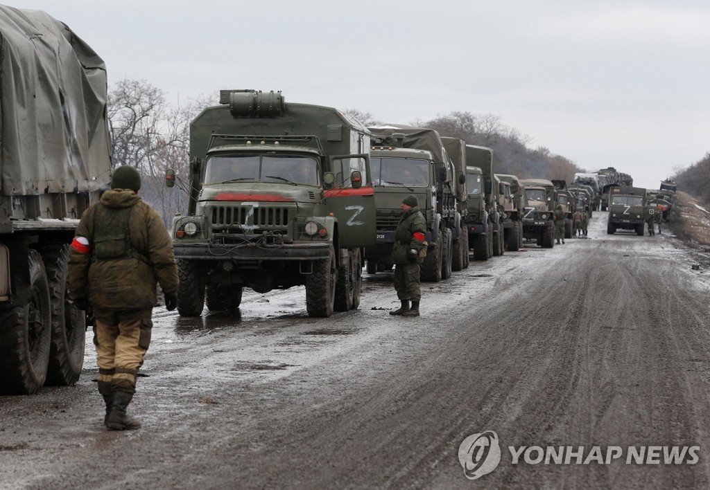 길에 도열한 우크라 동부 친러시아 무장세력 군용차량