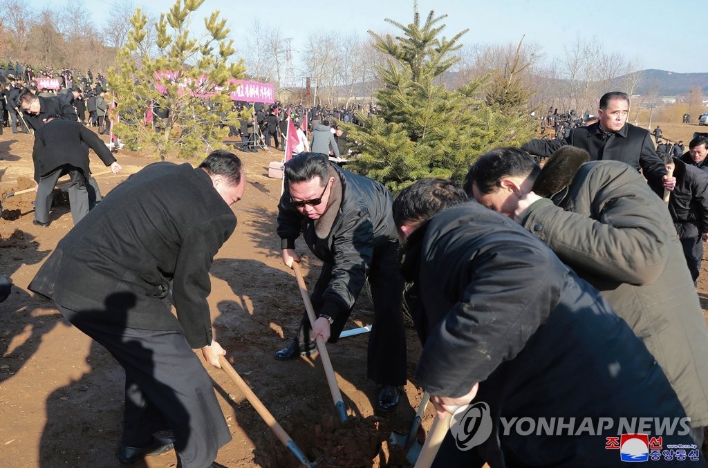 North Korean leader Kim Jong-un (C) plants trees with the participants in the 2nd Conference of Secretaries of Primary Committees of the Workers' Party during an event in Pyongyang on March 2, 2022, to mark the North's Arbor Day, in this photo released by the North's official Korean Central News Agency. (For Use Only in the Republic of Korea. No Redistribution) (Yonhap)