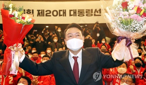 꽃다발 든 윤석열 당선인