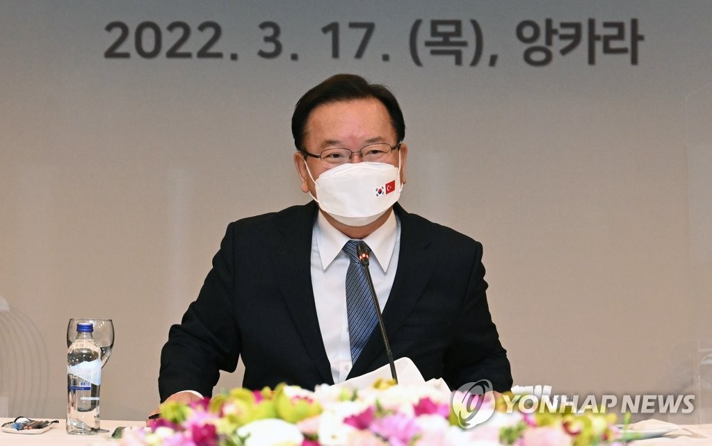 Prime Minister Kim Boo-kyum speaks at a meeting with South Korean businessmen in Ankara, Turkey, on March 17, 2022, in this photo provided by the prime minister's office. (PHOTO NOT FOR SALE) (Yonhap)