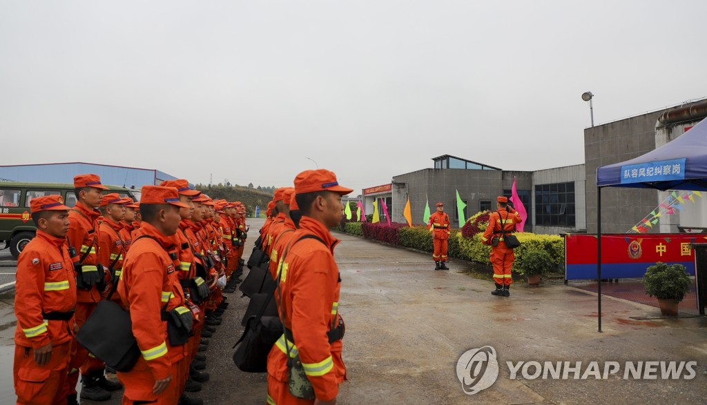 중국 동방항공 여객기 추락현장으로 급파되는 구조대원들
