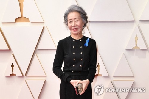 아카데미 시상식에서 포즈 취하는 윤여정