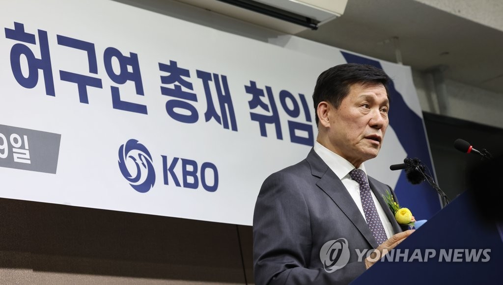 Heo Koo-youn, new commissioner of the Korea Baseball Organization (KBO), speaks at his inaugural press conference at the KBO headquarters in Seoul on March 29, 2022. (Yonhap)