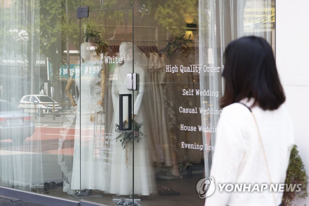 서울 마포구 아현 웨딩거리의 한 웨딩드레스 판매점에 웨딩 드레스가 전시되어있다. [연합뉴스 자료사진]