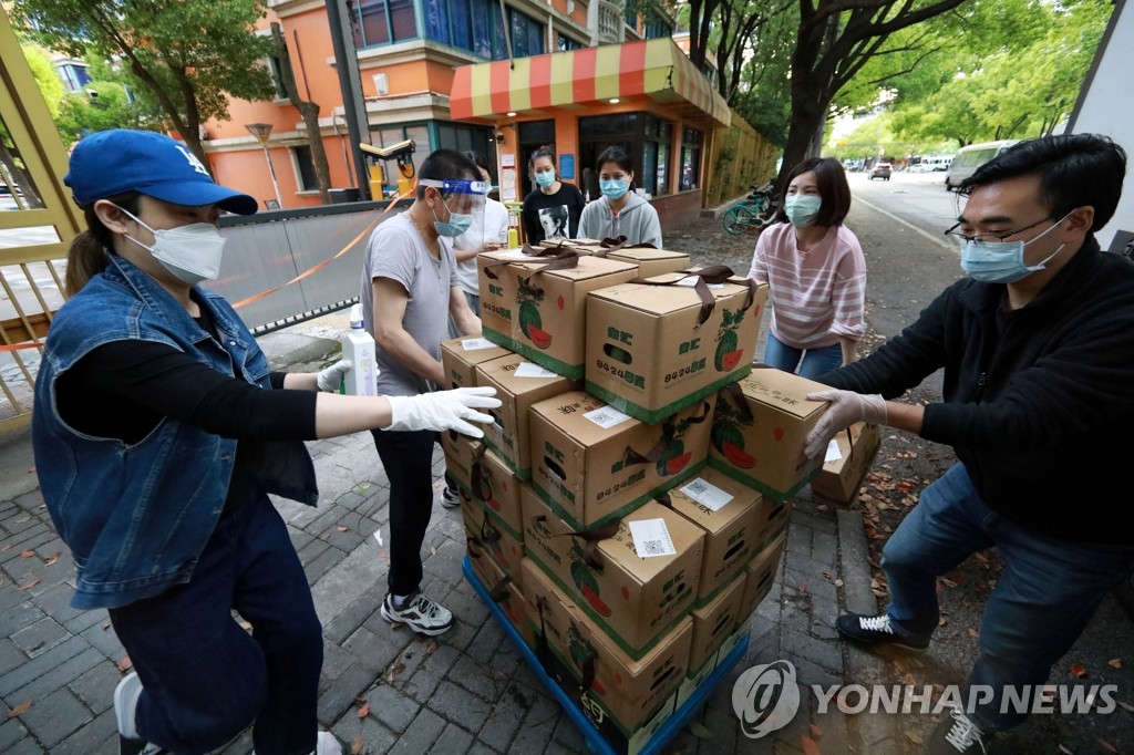공동구매 수박 옮기는 상하이 시민들