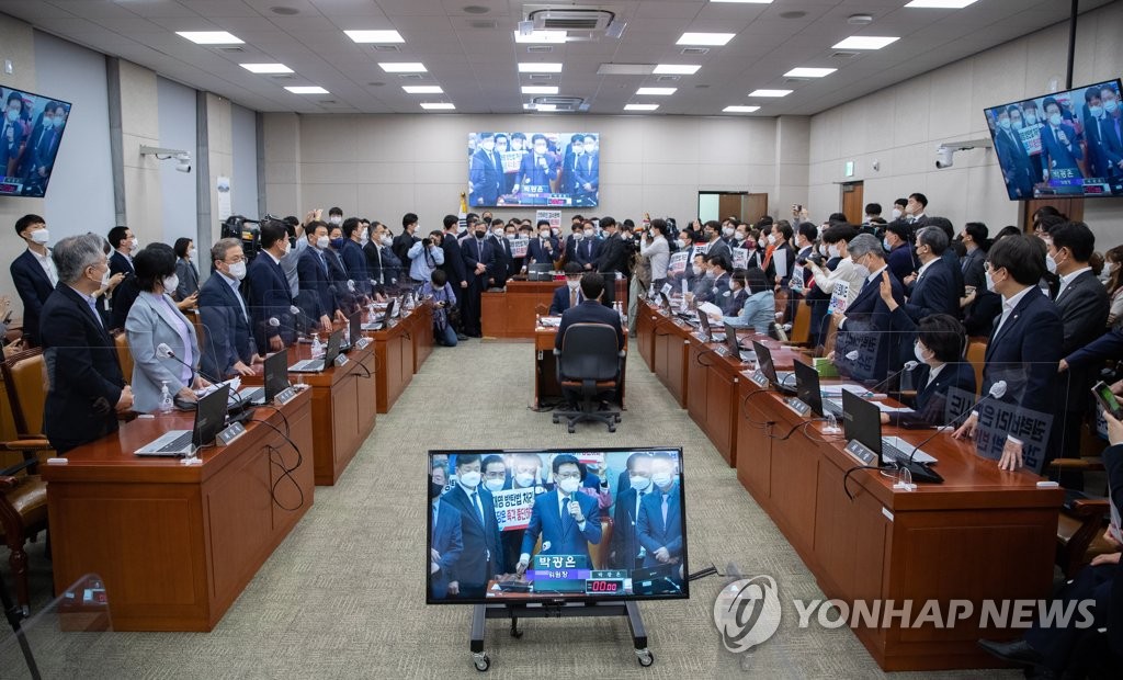 Lawmakers of the ruling Democratic Party vote by standing to pass two bills on prosecution reform during a session of the legislation and judiciary committee at the National Assembly in Seoul on April 27, 2022. (Pool photo) (Yonhap)