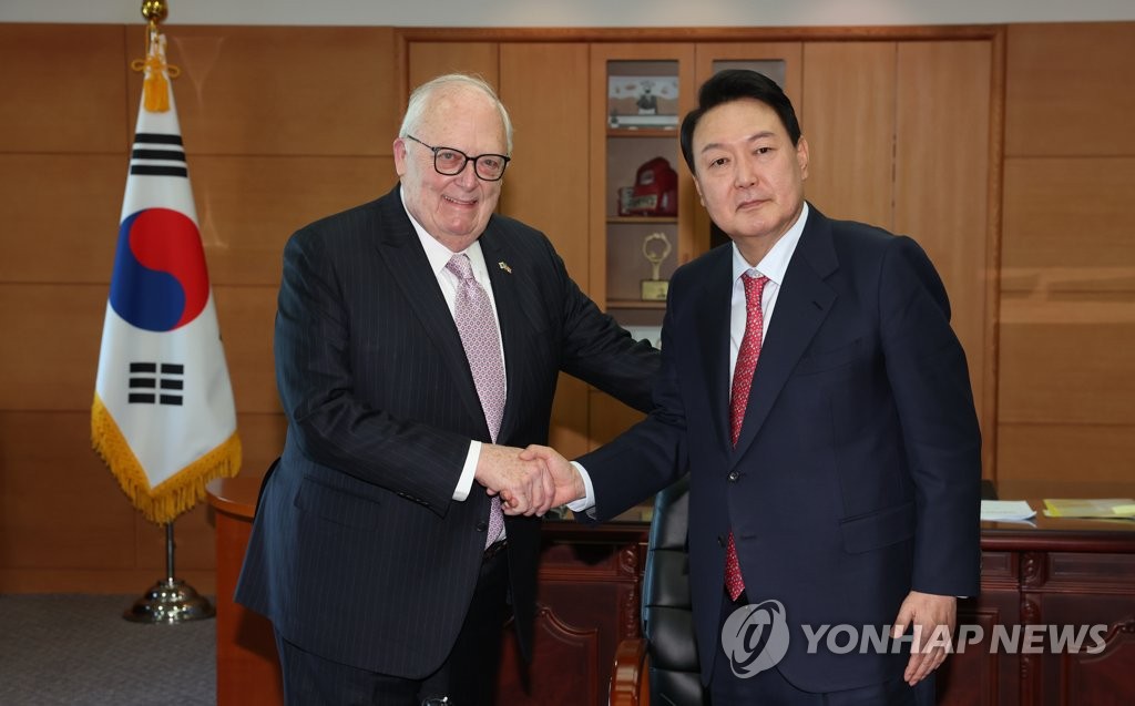 President-elect Yoon Suk-yeol (R) poses for a photo with U.S. think tank The Heritage Foundation founder Edwin Feulner at his office in Seoul on April 27, 2022. (Pool photo) (Yonhap)