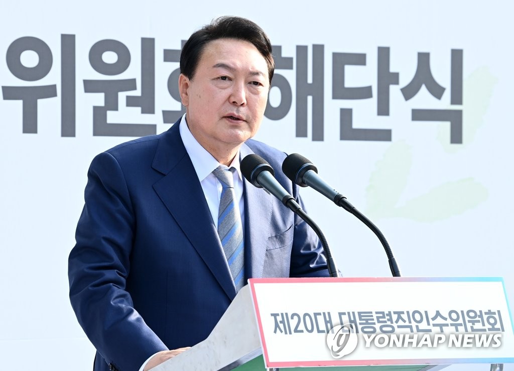 Le président élu Yoon Suk-yeol prend la parole lors de la cérémonie de dissolution de son équipe de transition du pouvoir, à Séoul, le 6 mai 2022.
