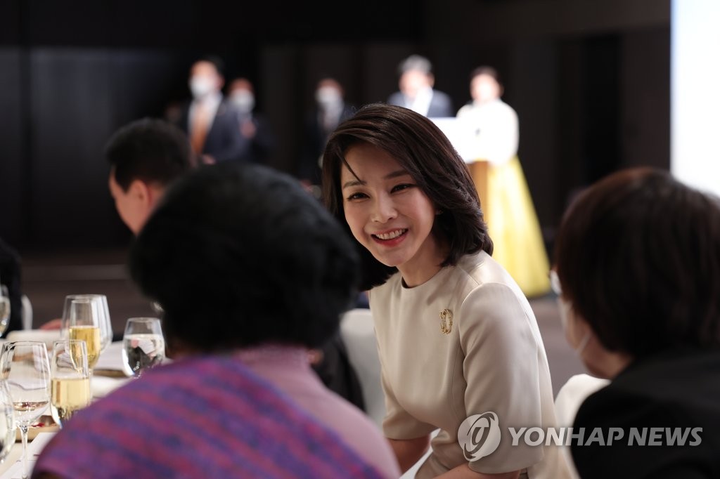 First lady Kim Keon-hee talks with guests during a dinner marking the inauguration of President Yoon Suk-yeol at Hotel Shilla in Seoul on May 10, 2022, in this photo provided by the presidential office. (PHOTO NOT FOR SALE) (Yonhap)