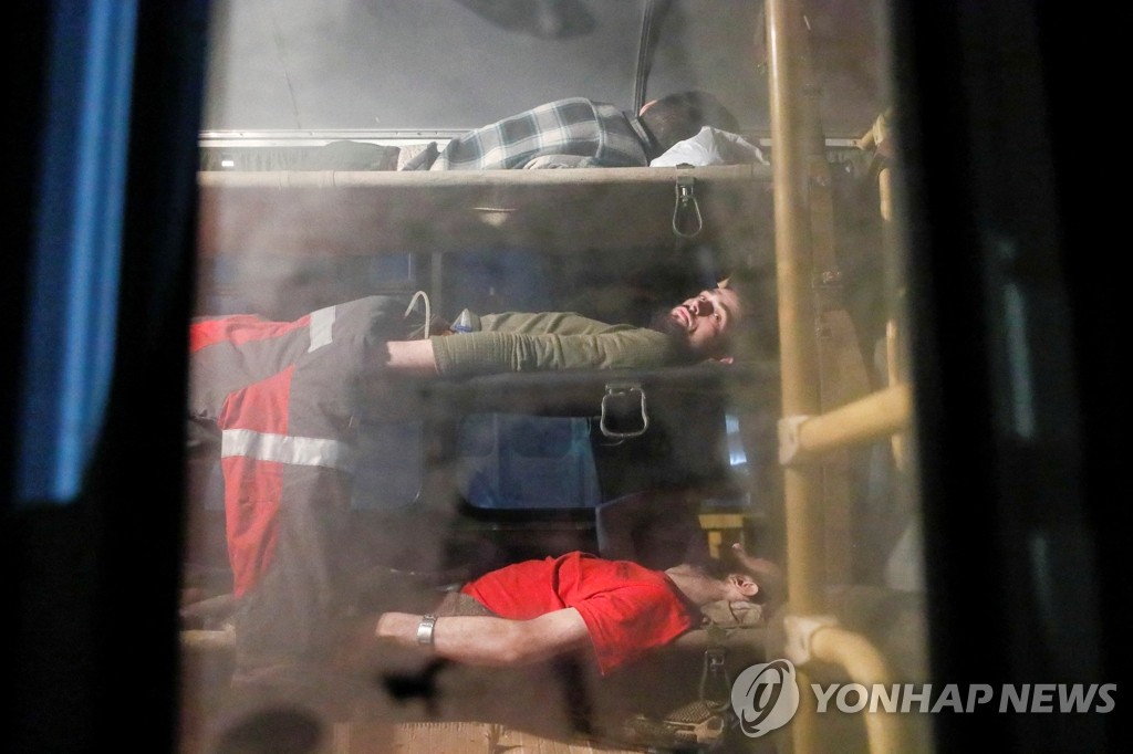 친러 지역으로 이송되는 우크라 아조우스탈 부상병들
