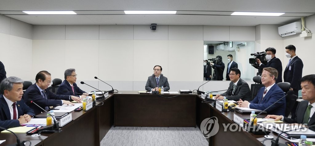 Esta foto, proporcionada por la oficina presidencial, muestra una reunión del comité permanente del Consejo de Seguridad Nacional (NSC, según sus siglas en inglés) presidencial celebrada, el 19 de mayo de 2022, en la oficina presidencial en Seúl. (Prohibida su reventa y archivo)
