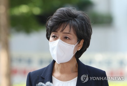 긴장한 듯한 표정으로 첫 출근