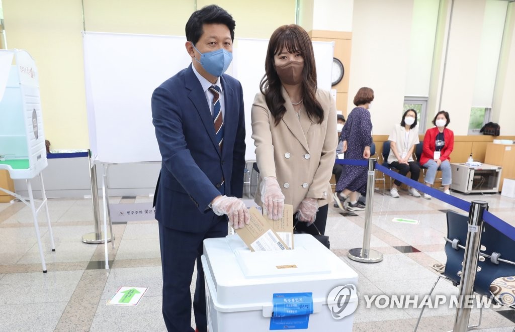 사전투표하는 서재헌 대구시장 후보