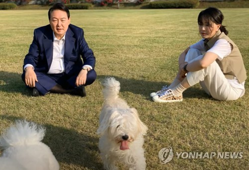 윤 대통령 내외, 대통령실 청사 잔디광장에서 '반려견과 함께'