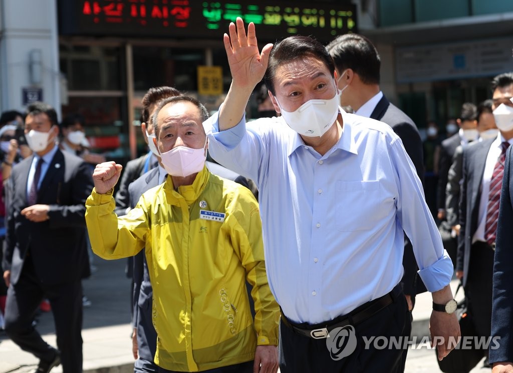 자갈치 시장 방문한 윤석열 대통령