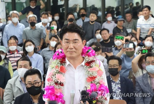 인터뷰하는 노관규 순천시장 후보