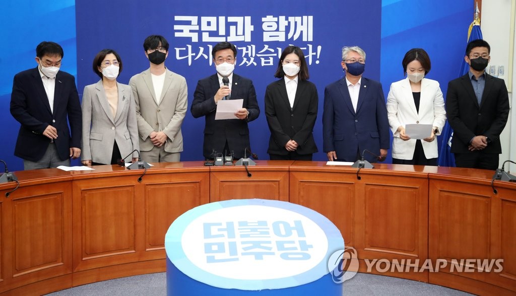 The main opposition Democratic Party's interim commitee announces their decision to step down from their posts to take responsibility for the previous day's local elections in a news conference at the National Assembly in Seoul on June 2, 2022. (Pool photo) (Yonhap)