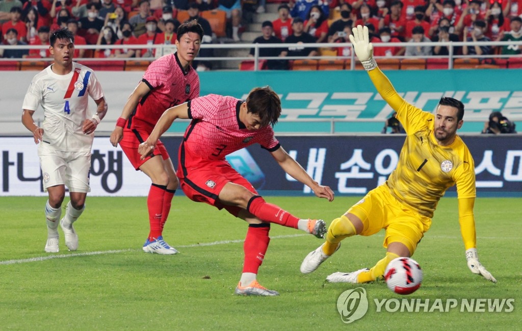 Kim Jin-su of South Korea (2nd from R) takes a shot against Paraguay during the countries' friendly football match at Suwon World Cup Stadium in Suwon, 35 kilometers south of Seoul, on June 10, 2022. (Yonhap)