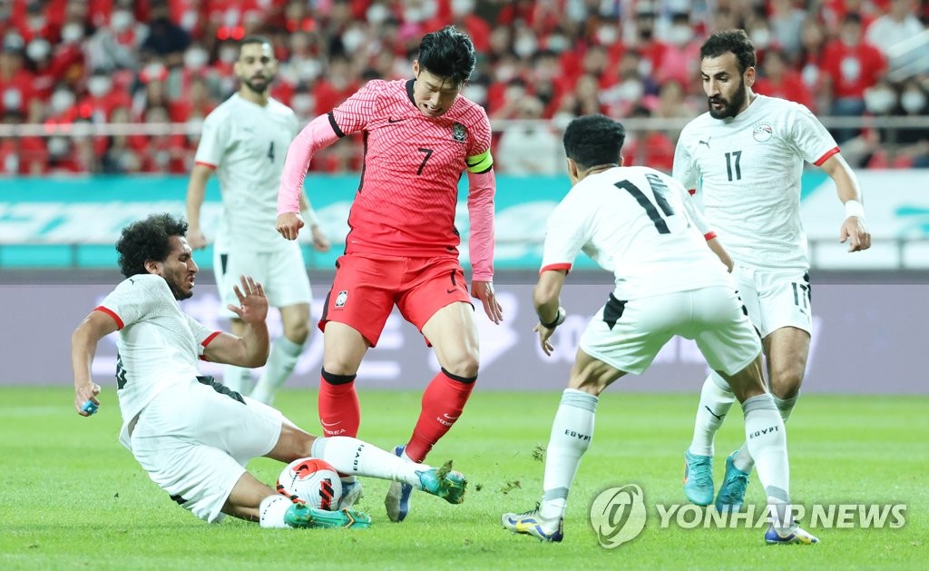 Son Heung-min of South Korea (C) tries to control the ball against Egypt during the countries' friendly football match at Seoul World Cup Stadium in Seoul on June 14, 2022. (Yonhap)