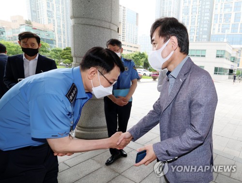해경청장과 인사하는 하태경 의원