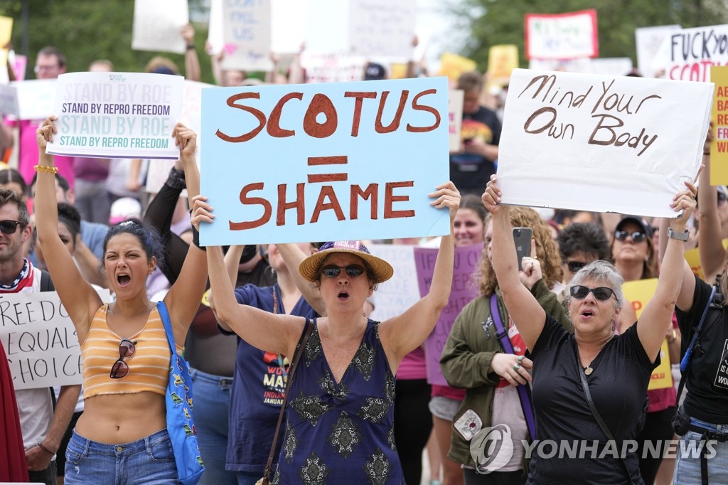 '대법원은 수치다' 규탄 시위 벌이는 미 낙태 옹호론자
