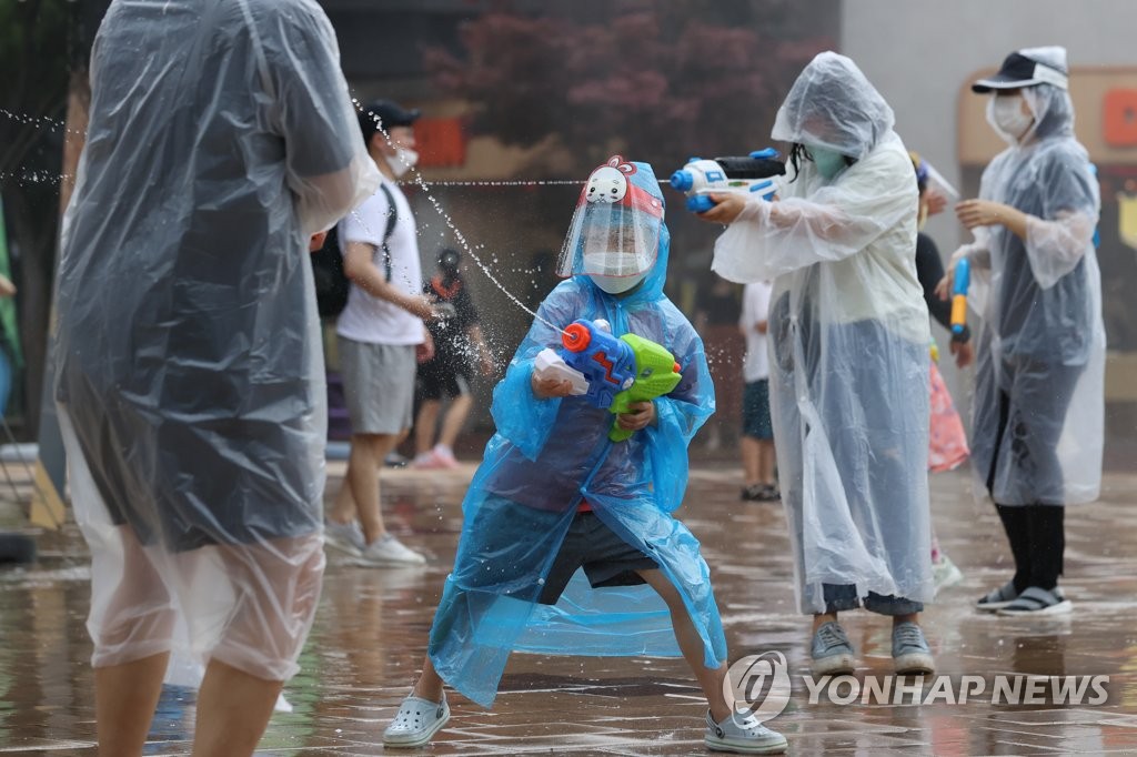 ′더위 식히는 물총싸움′…서울랜드 ′2022 썸머 워터워즈′