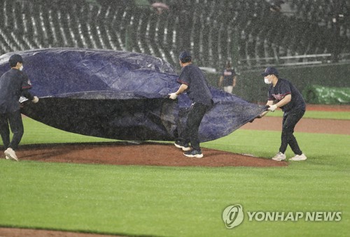 부산 사직구장 폭우로 경기 중단