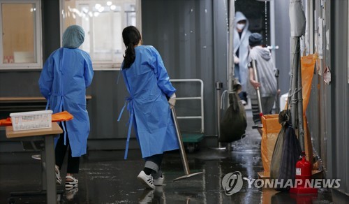 임시선별검사소 철거하는 의료진