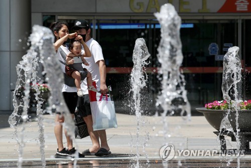 폭염 속 분수, 아이는 방긋