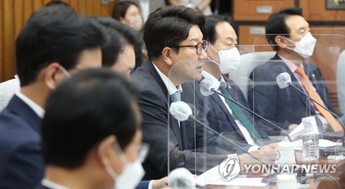 발언하는 권성동 원내대표