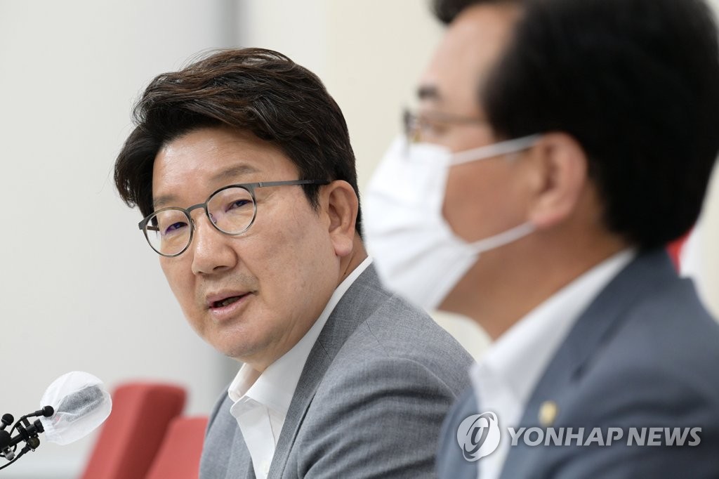 최고위원 비공개 면담 브리핑하는 권성동 원내대표