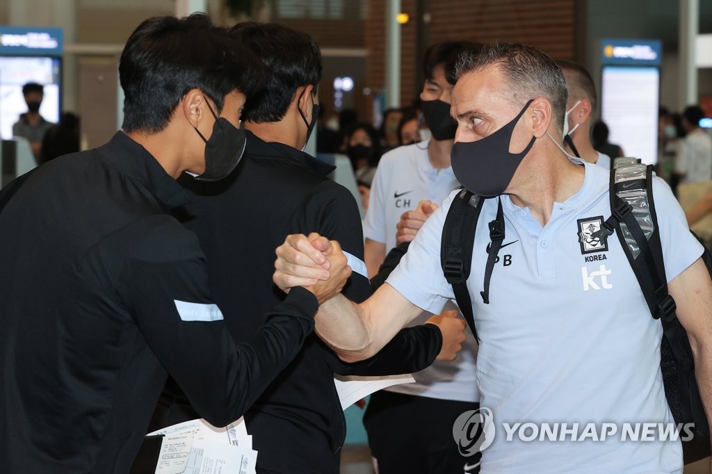 출국 전 선수 격려하는 벤투 감독