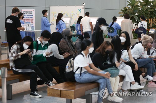 붐비는 인천공항 코로나19 검사센터