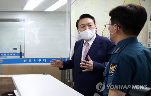 신촌지구대 방문한 윤석열 대통령