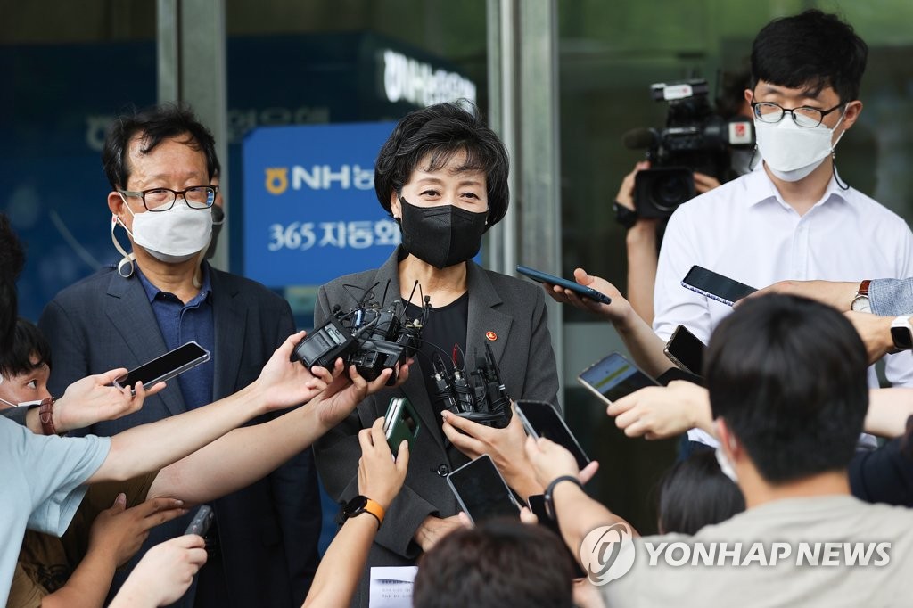 입학연령 하향 관련 발언하는 박순애 장관