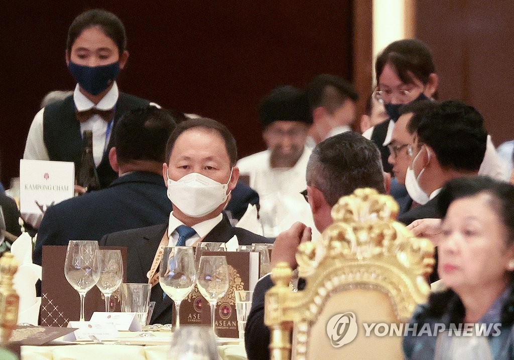L'ambassadeur nord-coréen en Indonésie, An Kwang-il, assiste au dîner officiel de la réunion des ministres des Affaires étrangères de l'Asean à Phnom Penh, au Cambodge, le jeudi 4 août 2022.