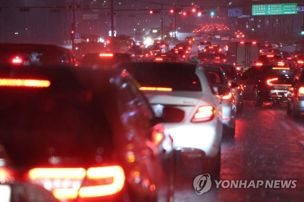 물난리에 주차장 된 강남 일대