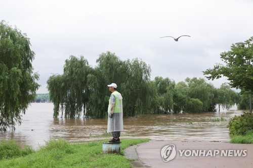 한강 수위 상승, 물에 잠긴 여의도 한강공원