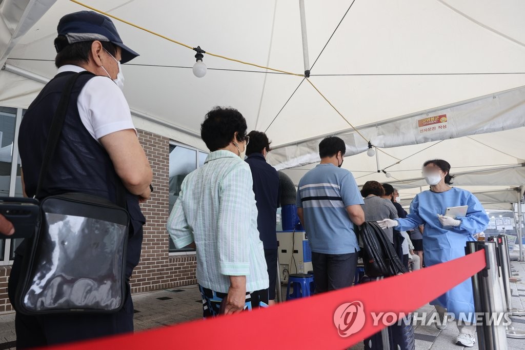 이어지는 코로나19 재유행…신규확진 13만명