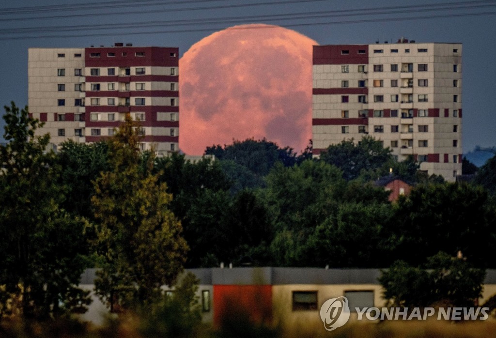 독일 아파트 단지 사이로 떠오르는 슈퍼문