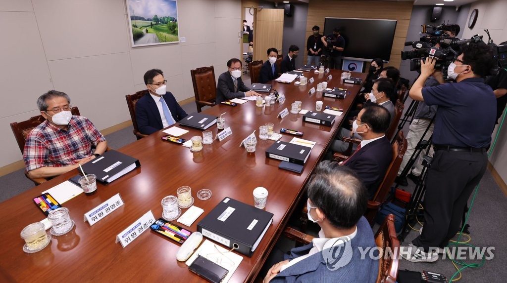 발언하는 김진태 검찰총장후보추천위원회 위원장