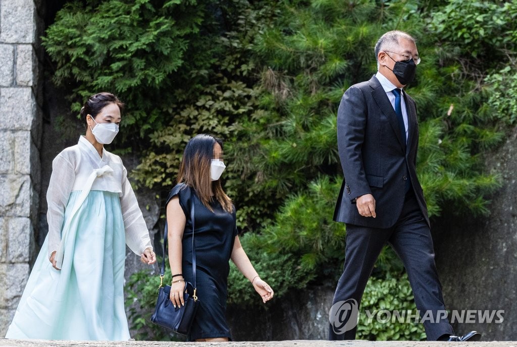 변중석 여사 15주기 제사 참석한 정의선 현대차 회장