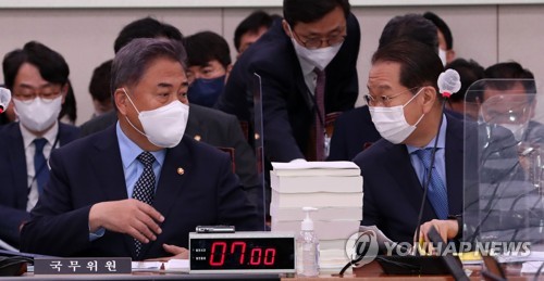대화하는 박진 장관과 권영세 장관