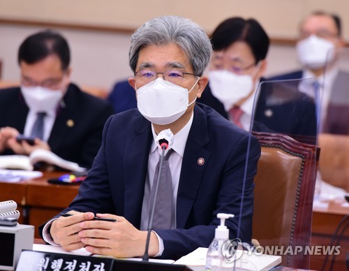 답변하는 김상환 법원행정처장