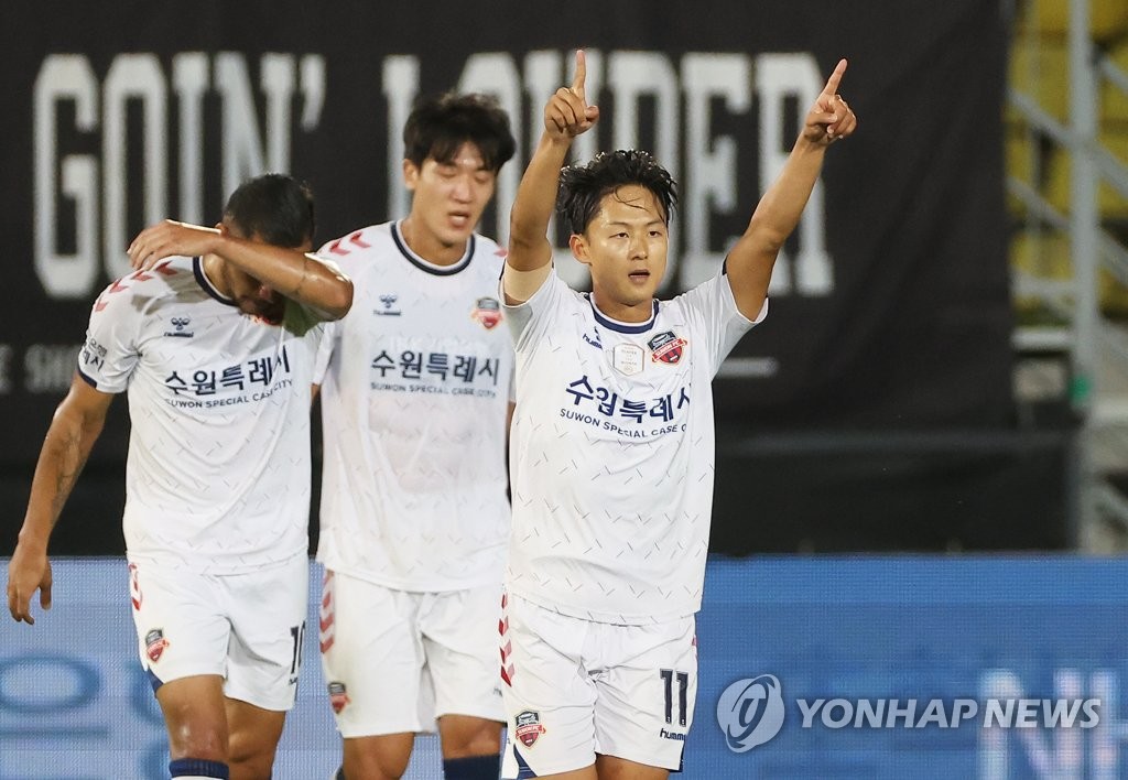 Lee Seung-woo of Suwon FC (R) celebrates his goal against Seongnam FC during the clubs' K League 1 match at Tancheon Stadium in Seongnam, just south of Seoul, on Aug. 28, 2022. (Yonhap)
