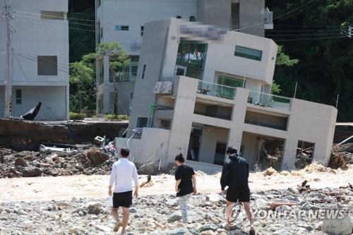 태풍의 위력…물에 떠내려간 풀빌라