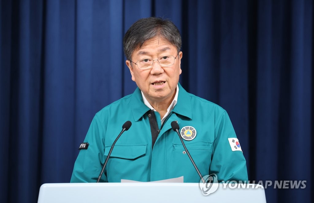 Presidential chief of staff Kim Dae-ki announces the nomination of a new health minister during a press briefing at the presidential office in Seoul on Sept. 7, 2022. (Yonhap)